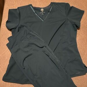 Healing Hands Blue Green Scrub Set
Top is 2x
Pants are XL
(Color Caribbean Blue)